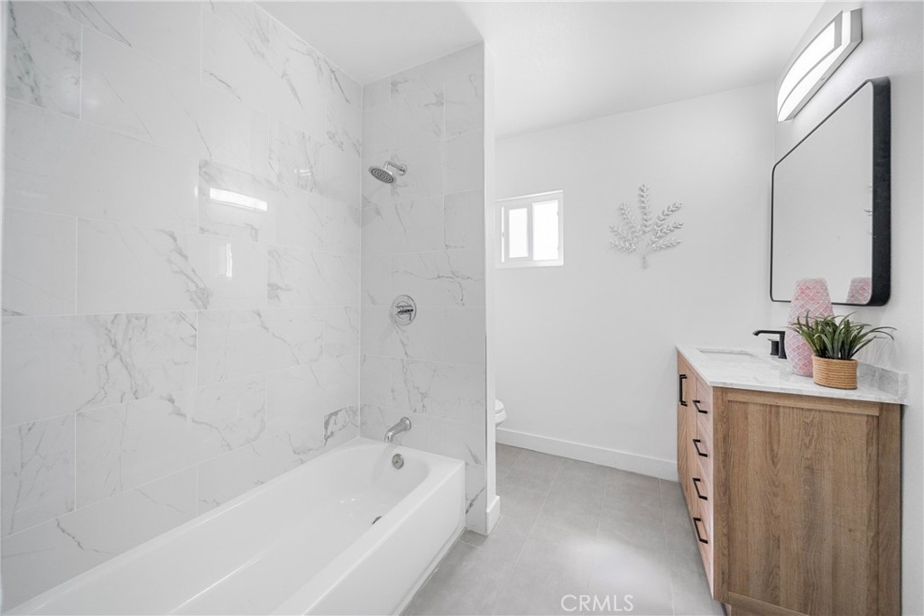 2035 Las Colinas Ave