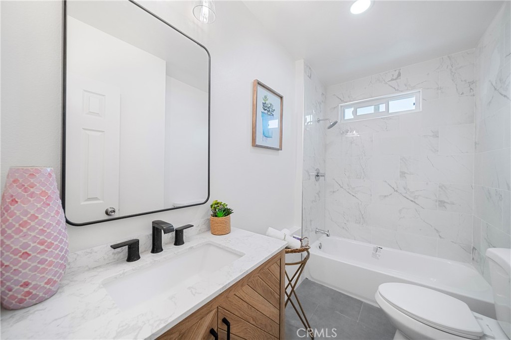 2035 Las Colinas Ave