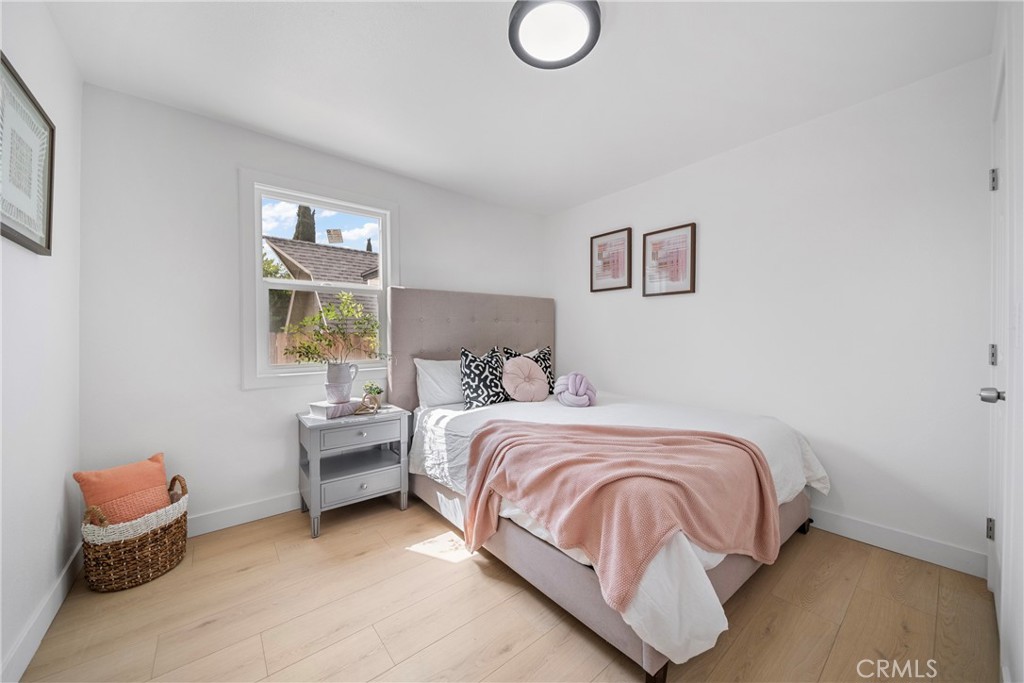 2035 Las Colinas Ave