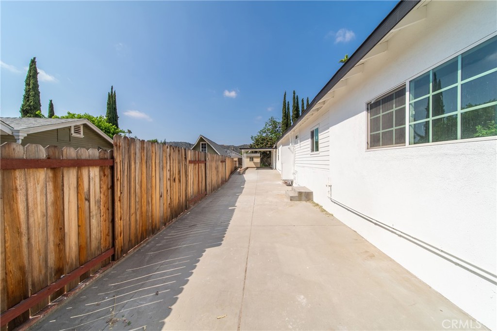 2035 Las Colinas Ave