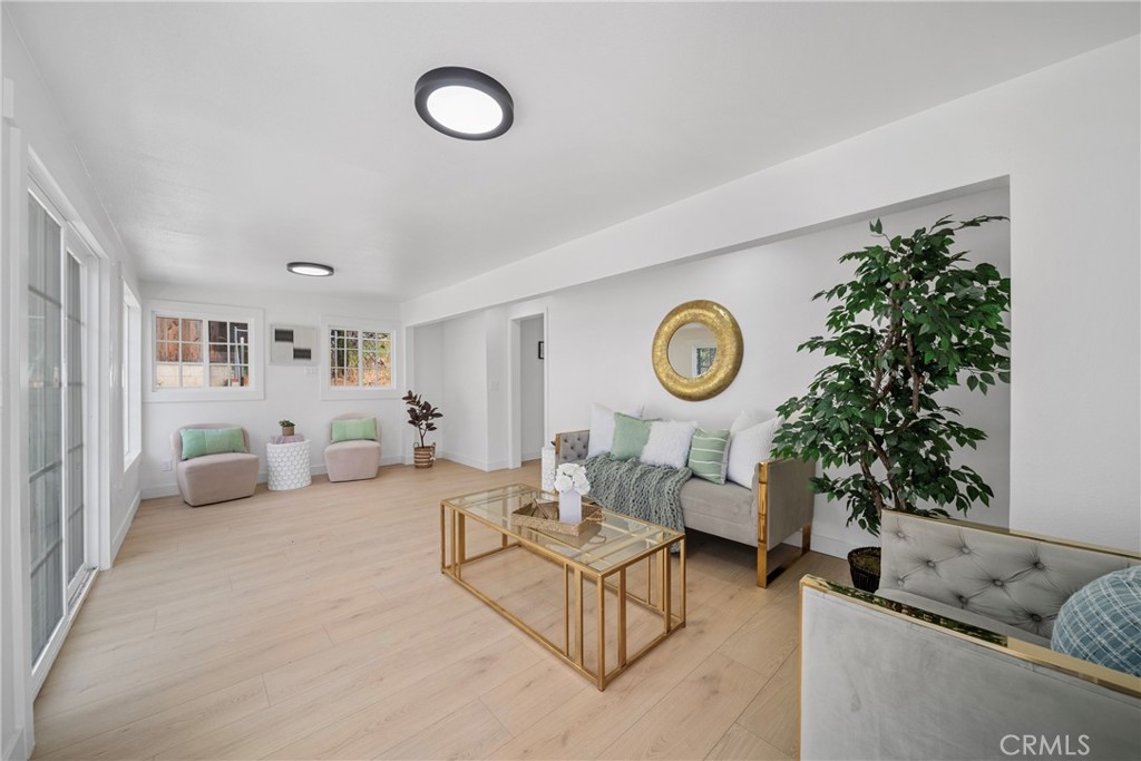 2035 Las Colinas Ave