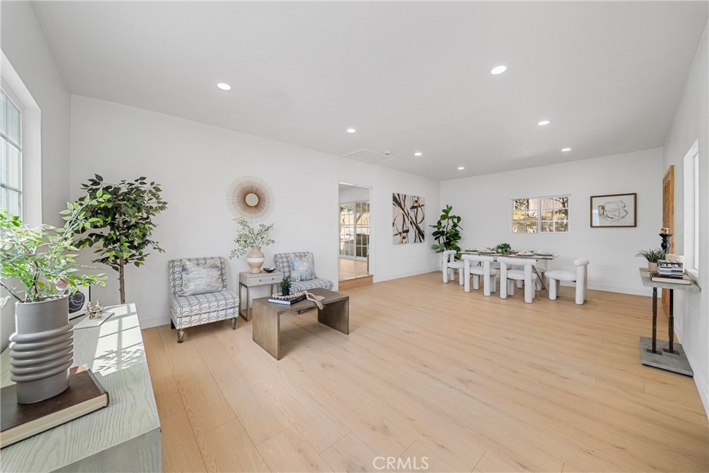 2035 Las Colinas Ave