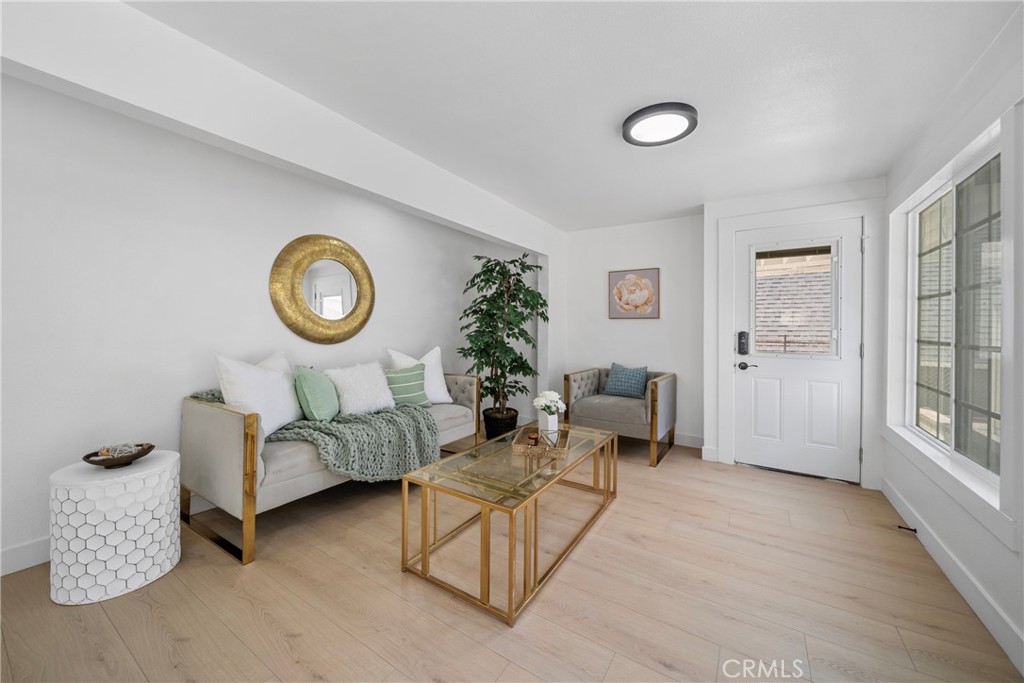 2035 Las Colinas Ave