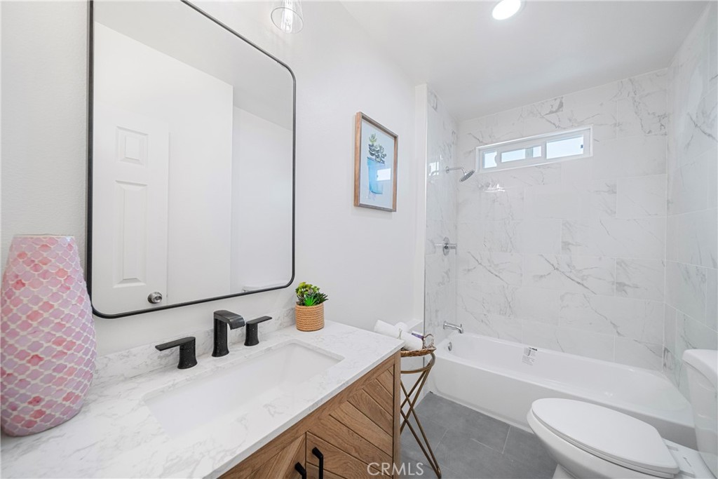 2035 Las Colinas Ave