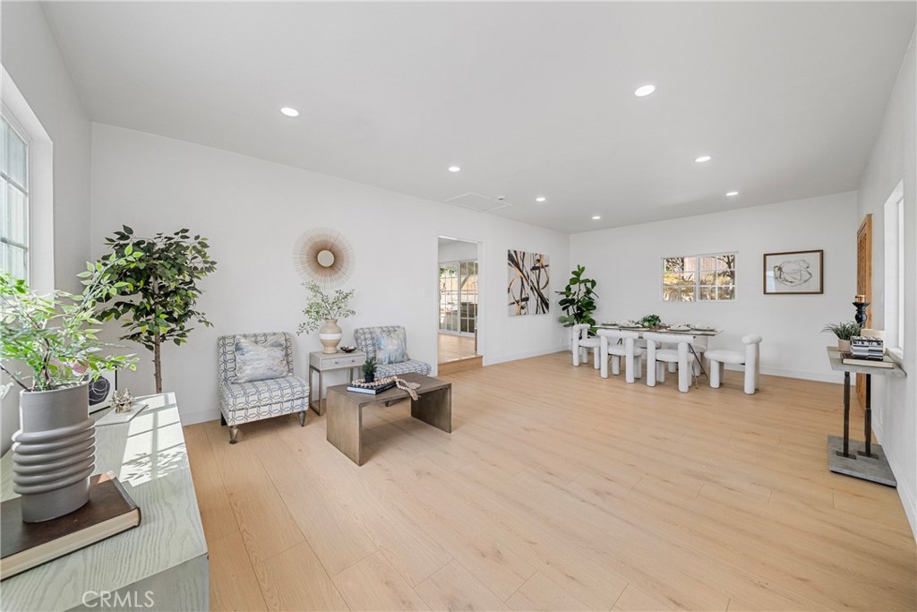 2035 Las Colinas Ave