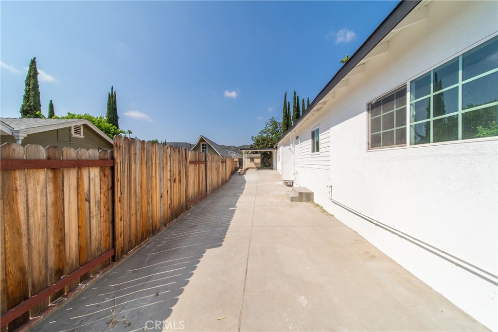 2035 Las Colinas Ave