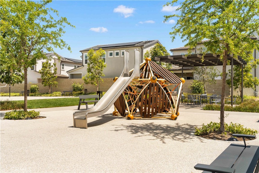 220 Edna Pkwy