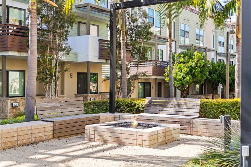 645 W 17th