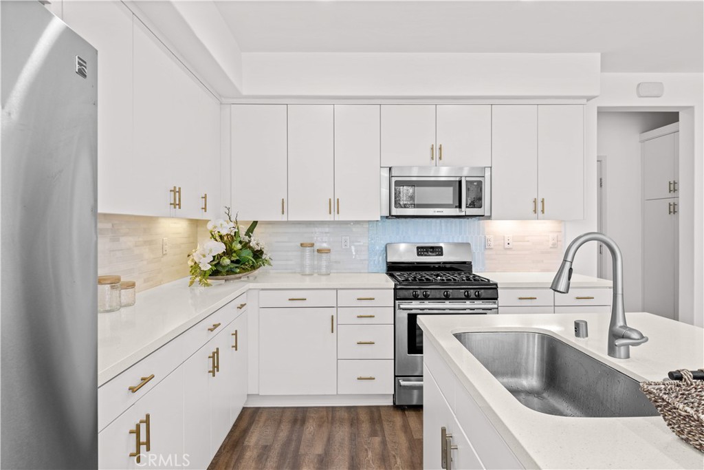 56 Bay Layrel