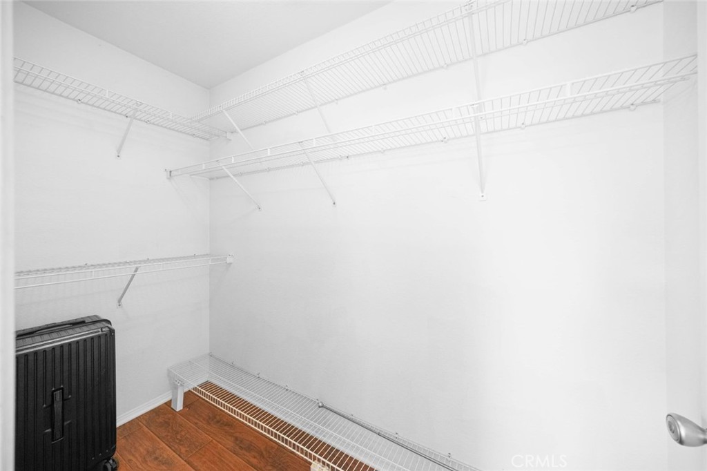 32 Santa Cruz Aisle