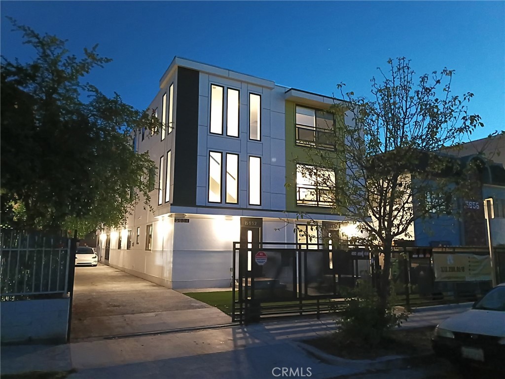 5654 La Mirada Avenue