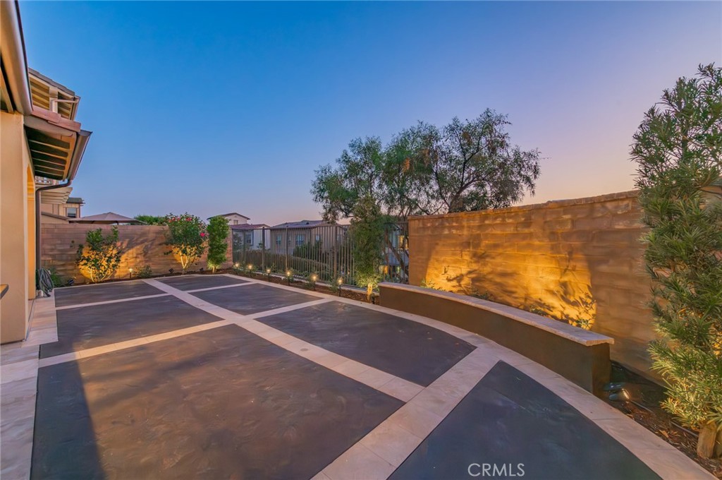 1 Intriga Court