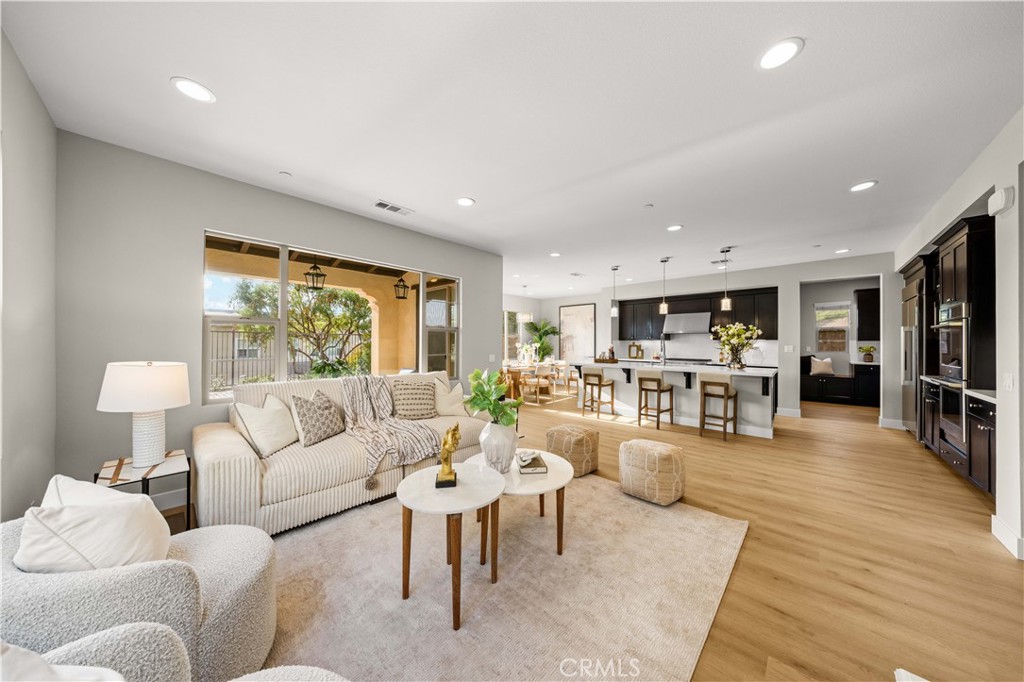 1 Intriga Court