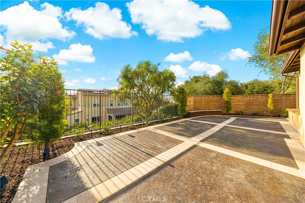 1 Intriga Court