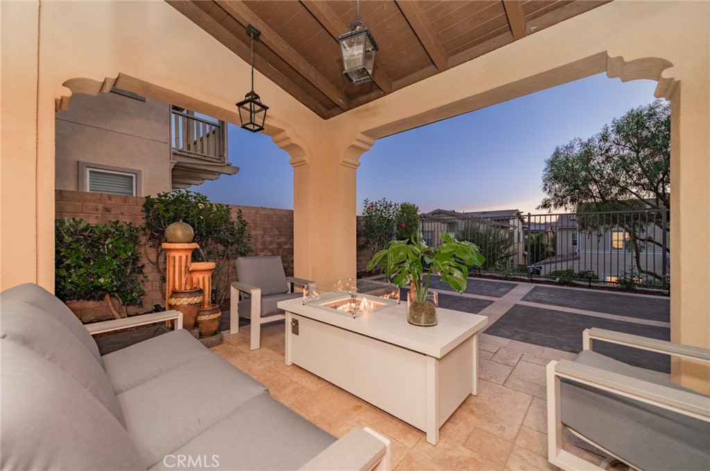 1 Intriga Court