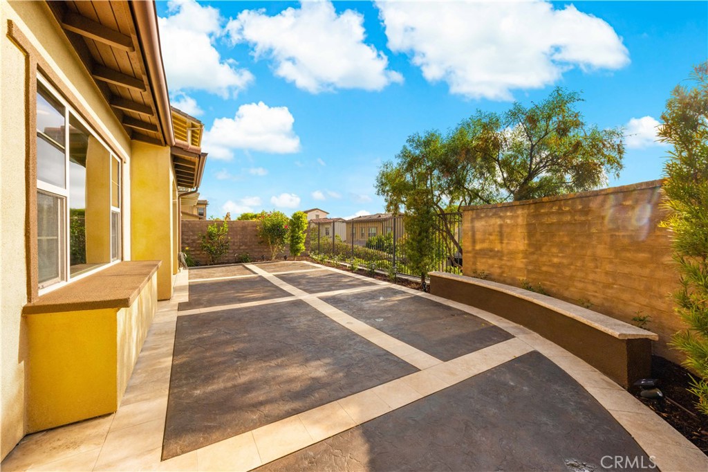 1 Intriga Court