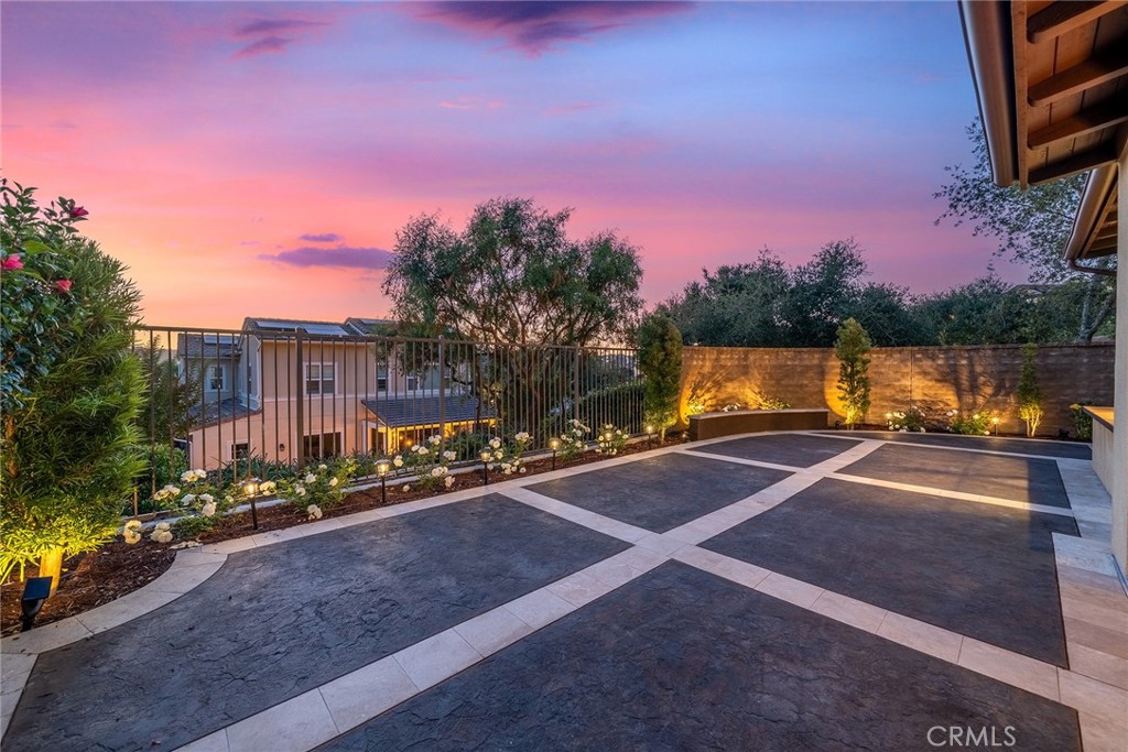 1 Intriga Court