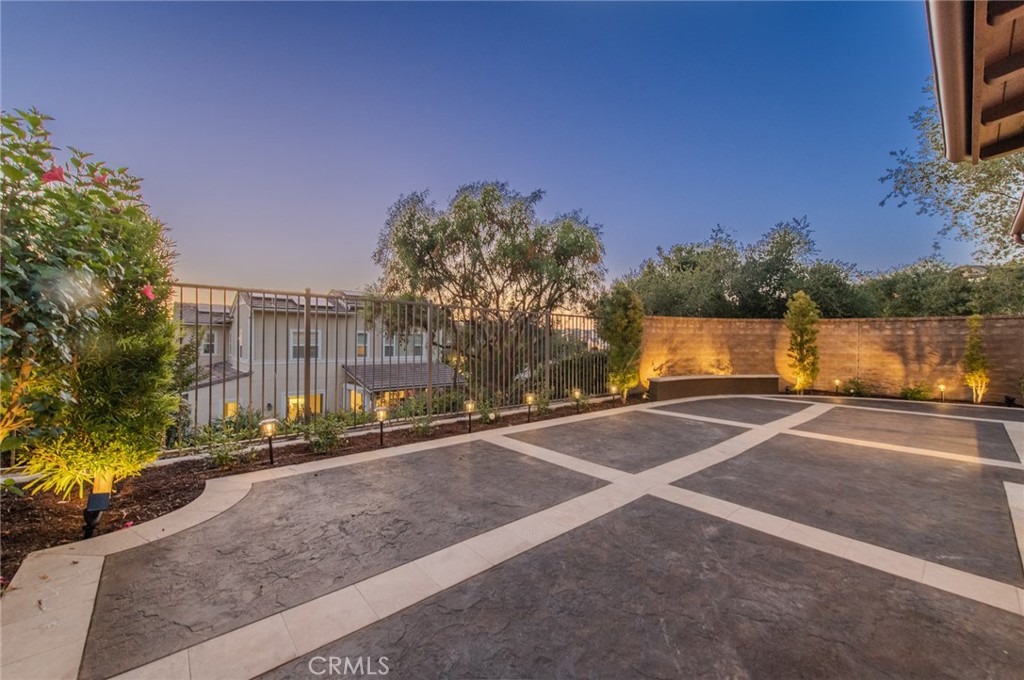 1 Intriga Court