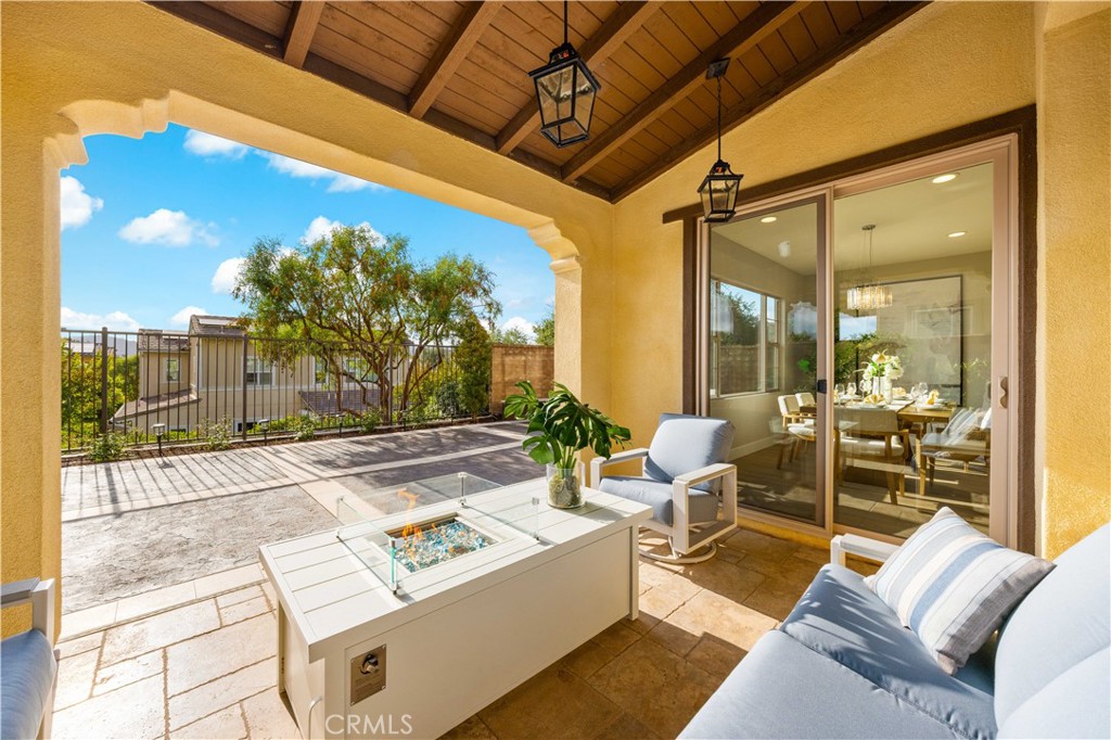 1 Intriga Court