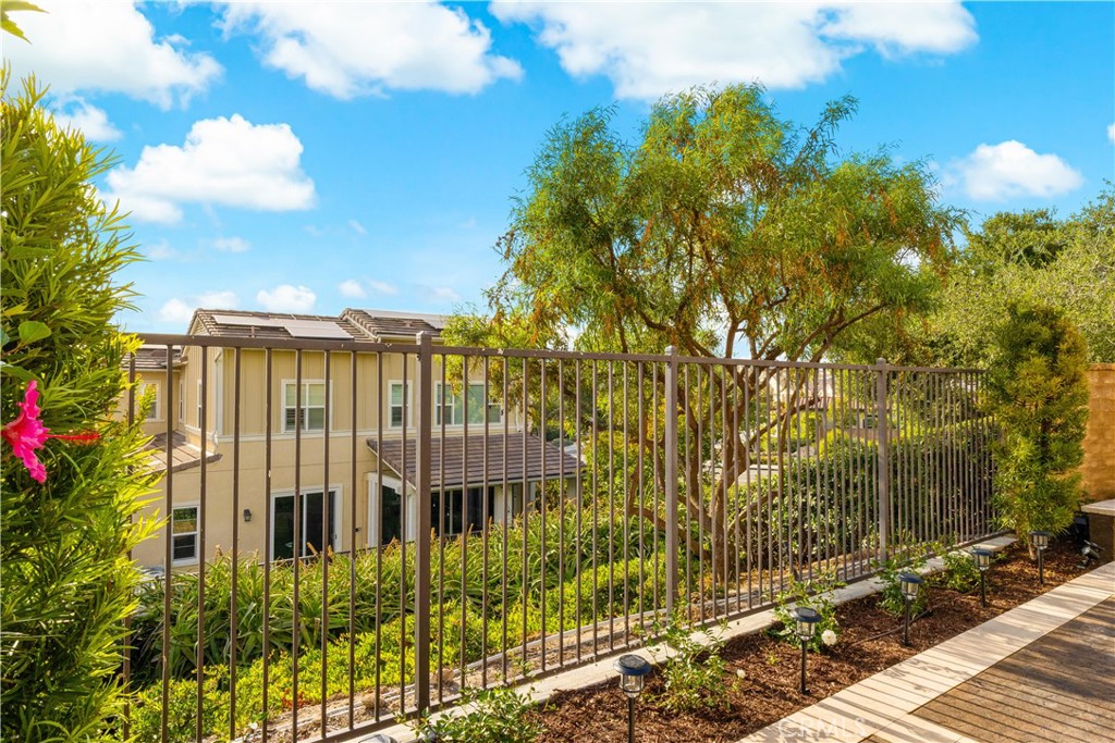 1 Intriga Court