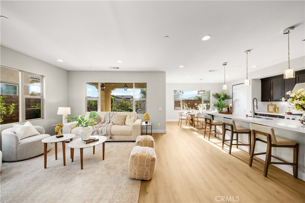 1 Intriga Court