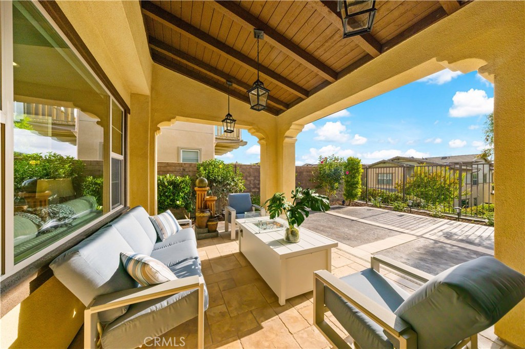 1 Intriga Court