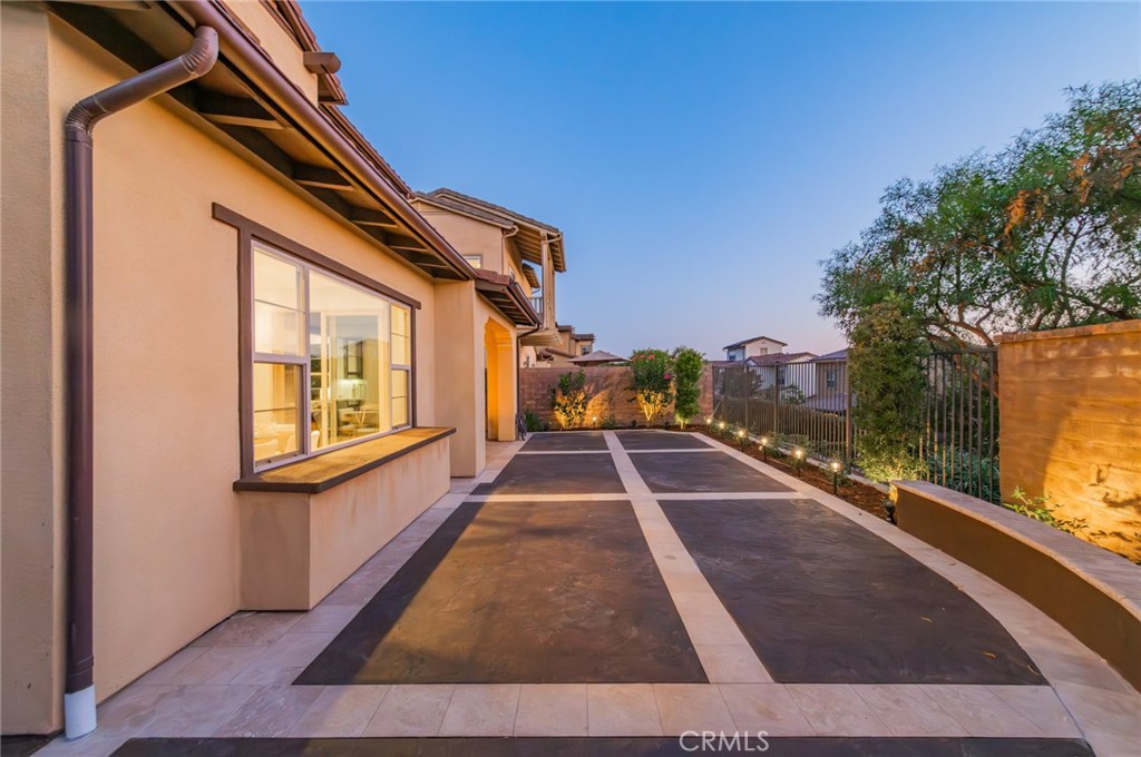 1 Intriga Court
