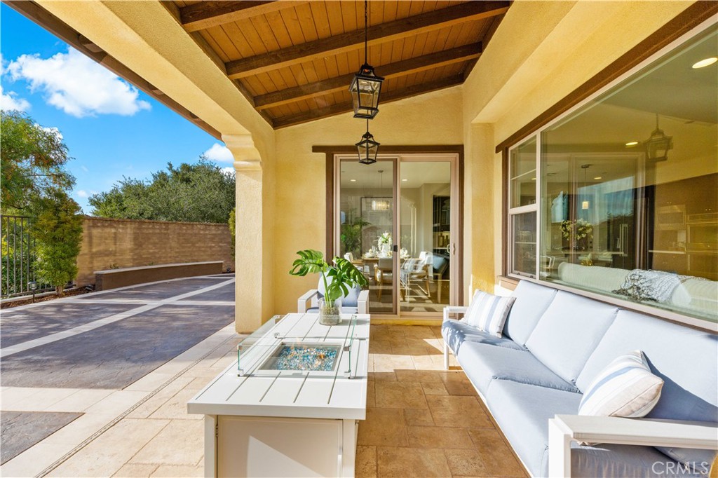 1 Intriga Court