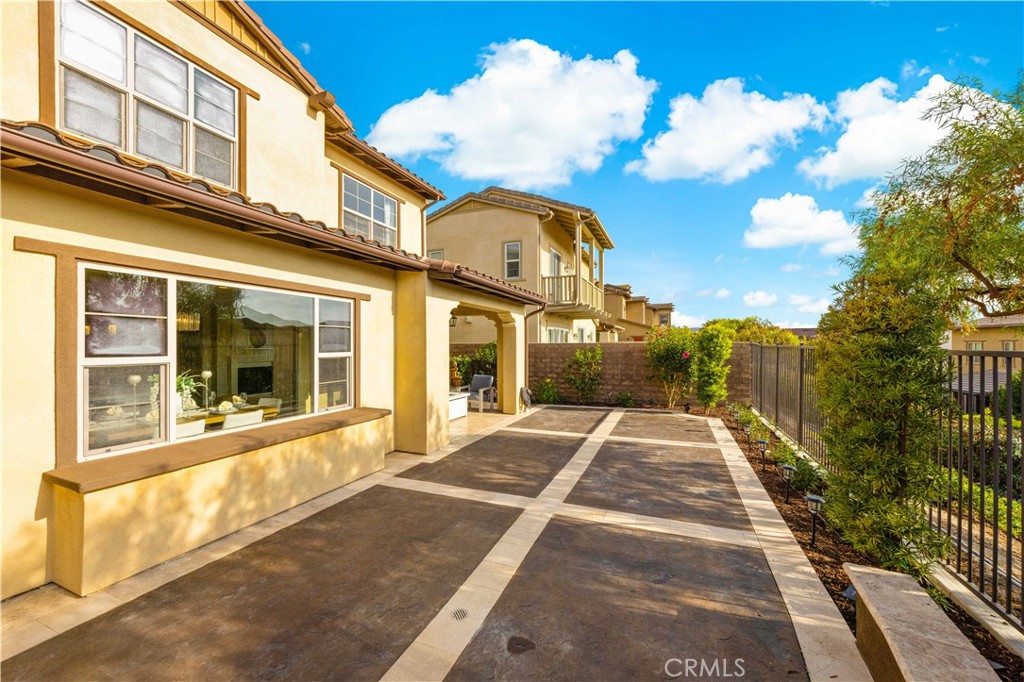1 Intriga Court