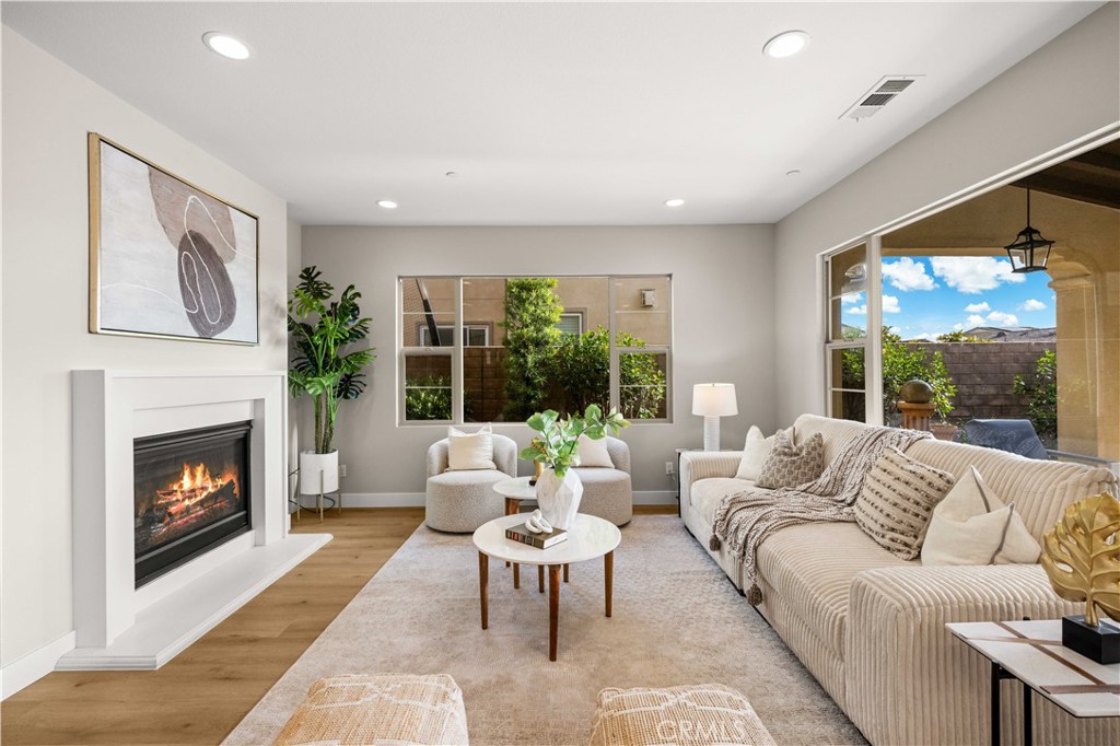 1 Intriga Court