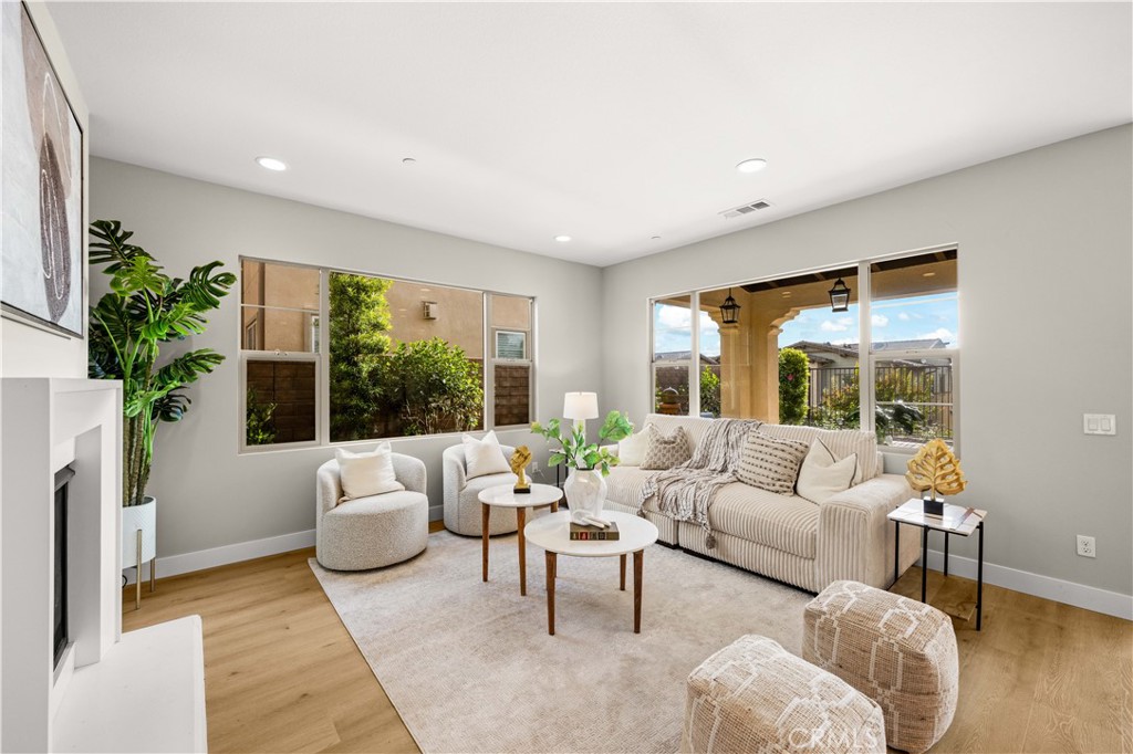 1 Intriga Court