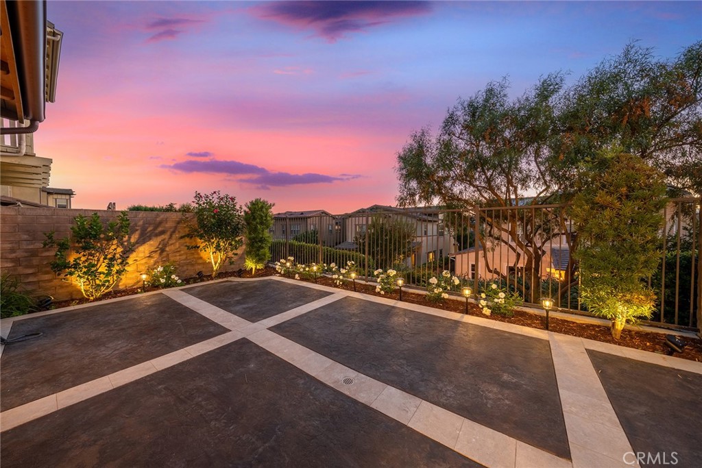 1 Intriga Court
