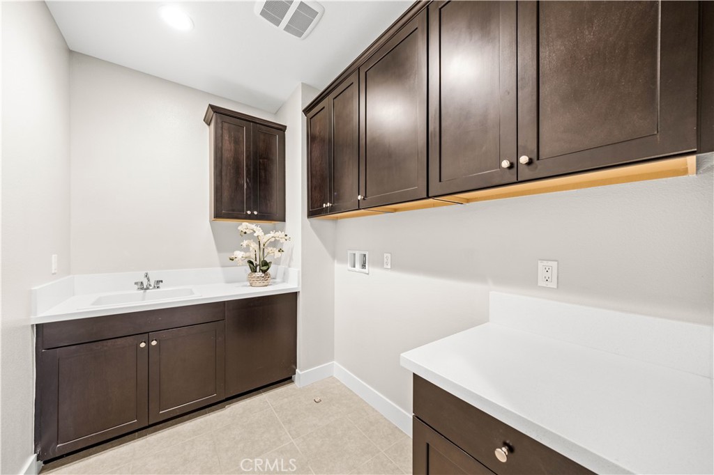 1 Intriga Court