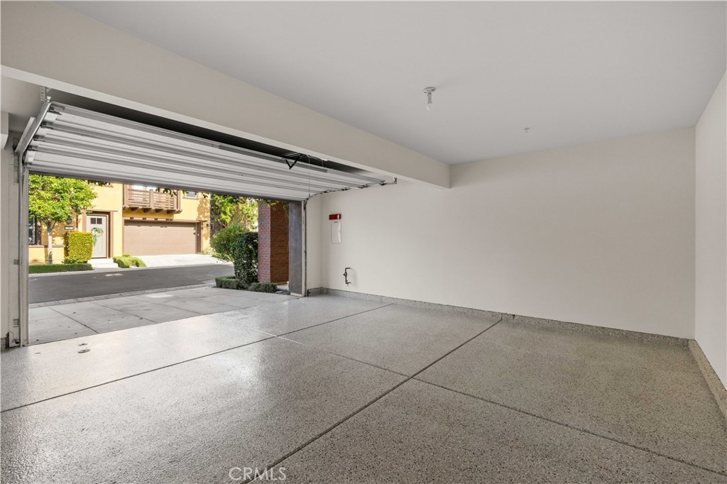 1 Intriga Court