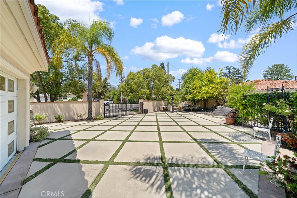 1104 E Camino Real