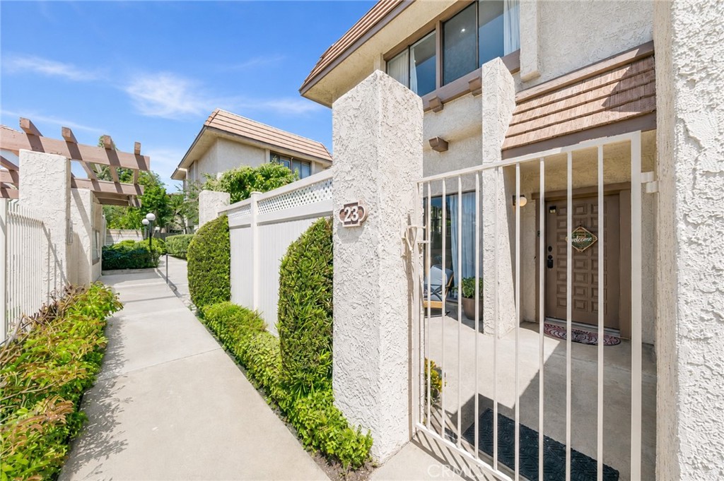 848 W Huntington 23