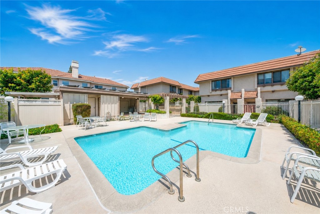 848 W Huntington 23
