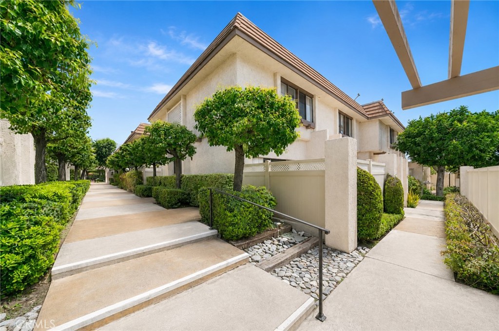 848 W Huntington 23