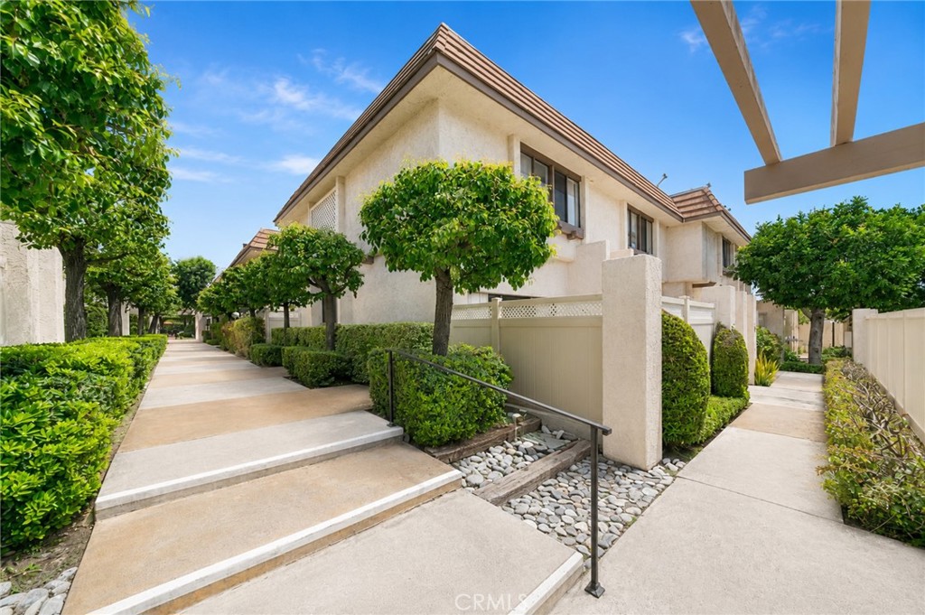 848 W Huntington 23