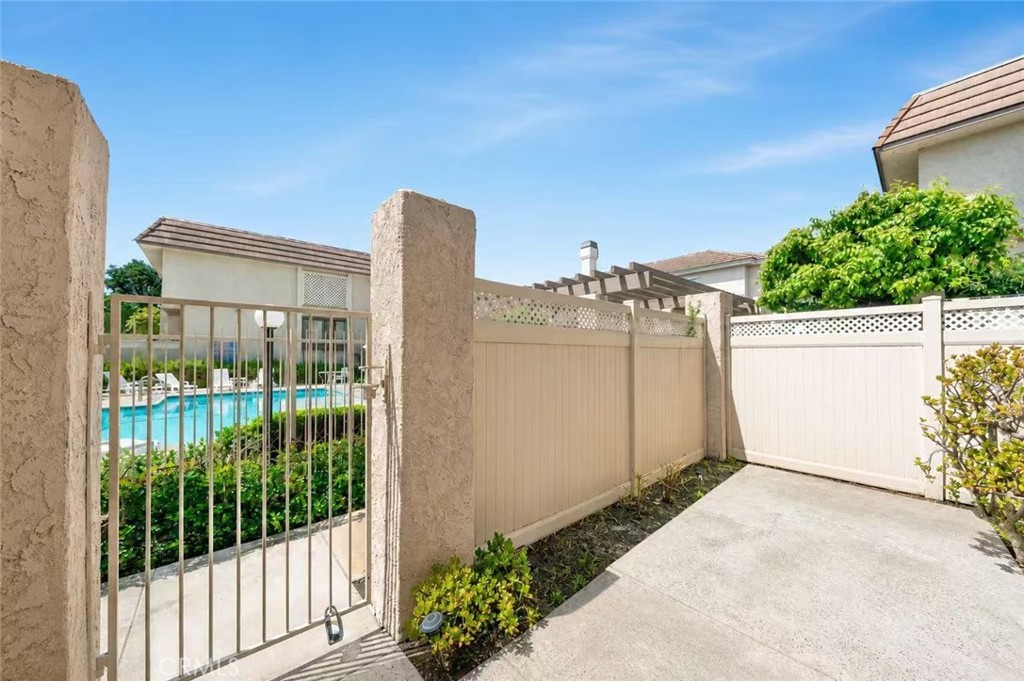 848 W Huntington 23