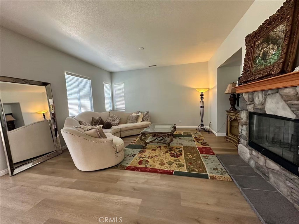 22276 Silverpointe