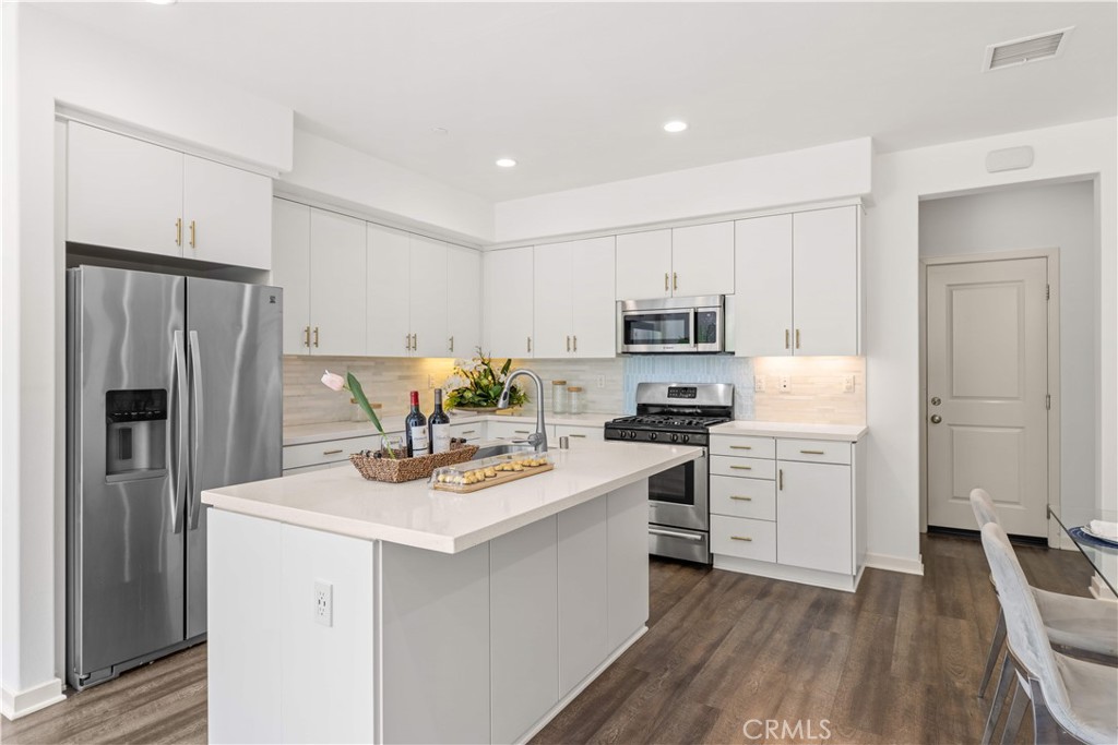 56 Bay Layrel