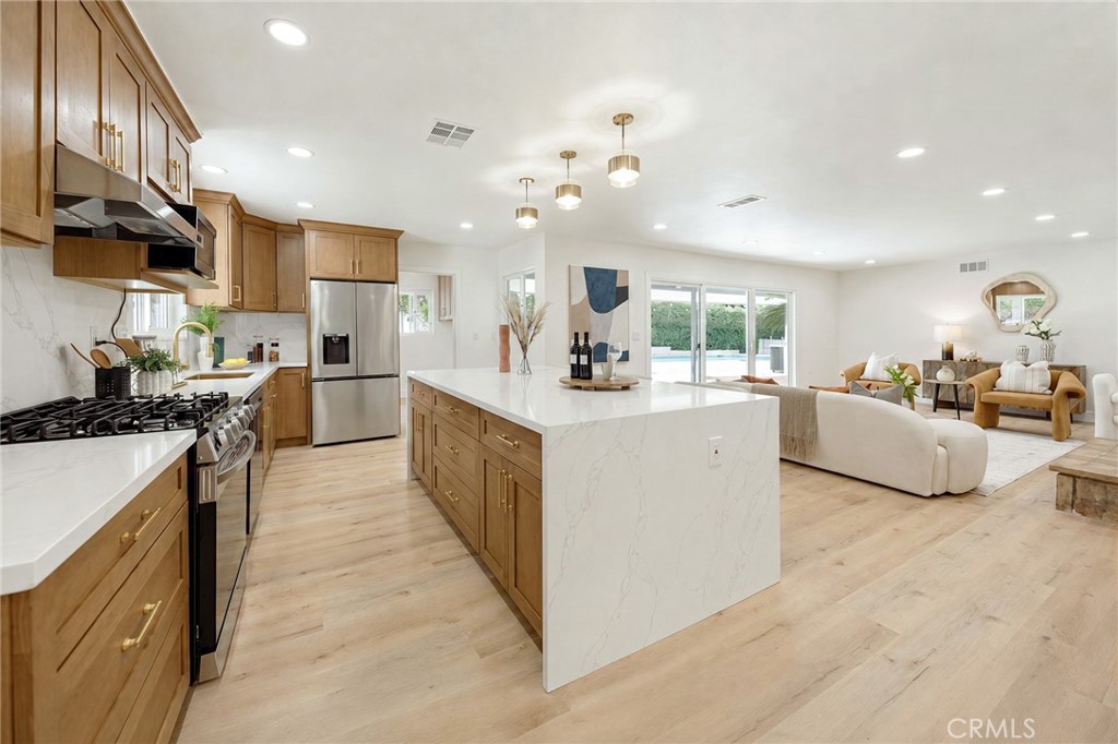 3300 E Whitebirch