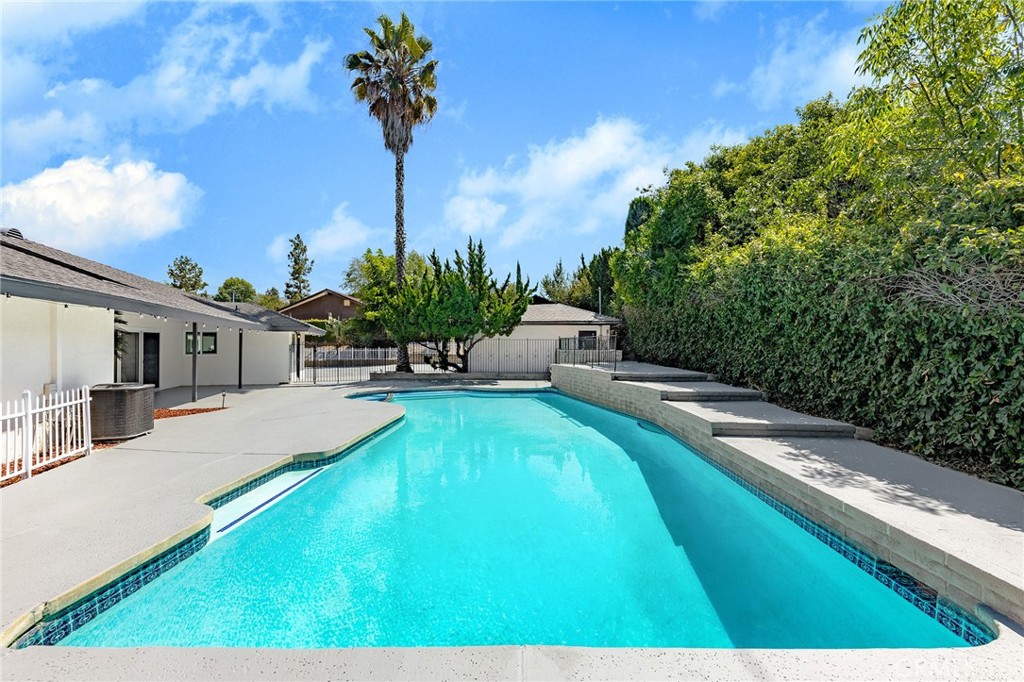 3300 E Whitebirch