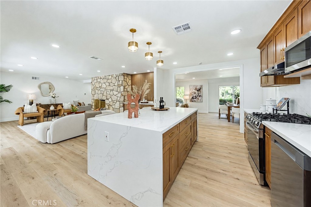 3300 E Whitebirch