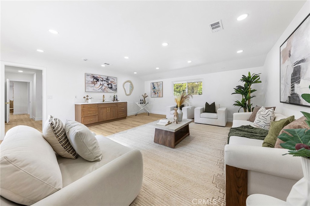 3300 E Whitebirch