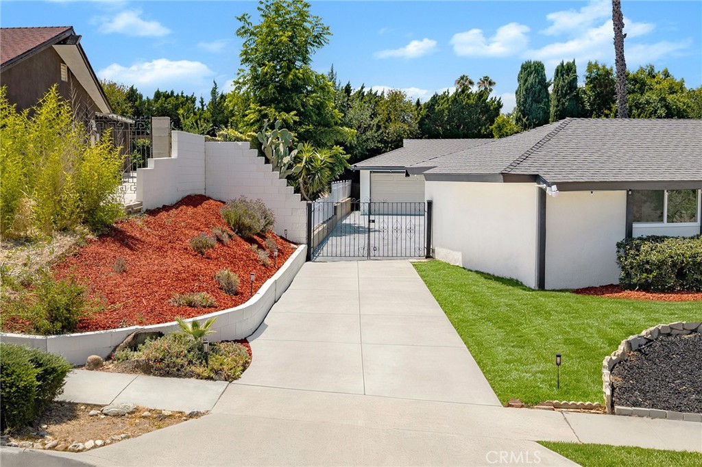 3300 E Whitebirch