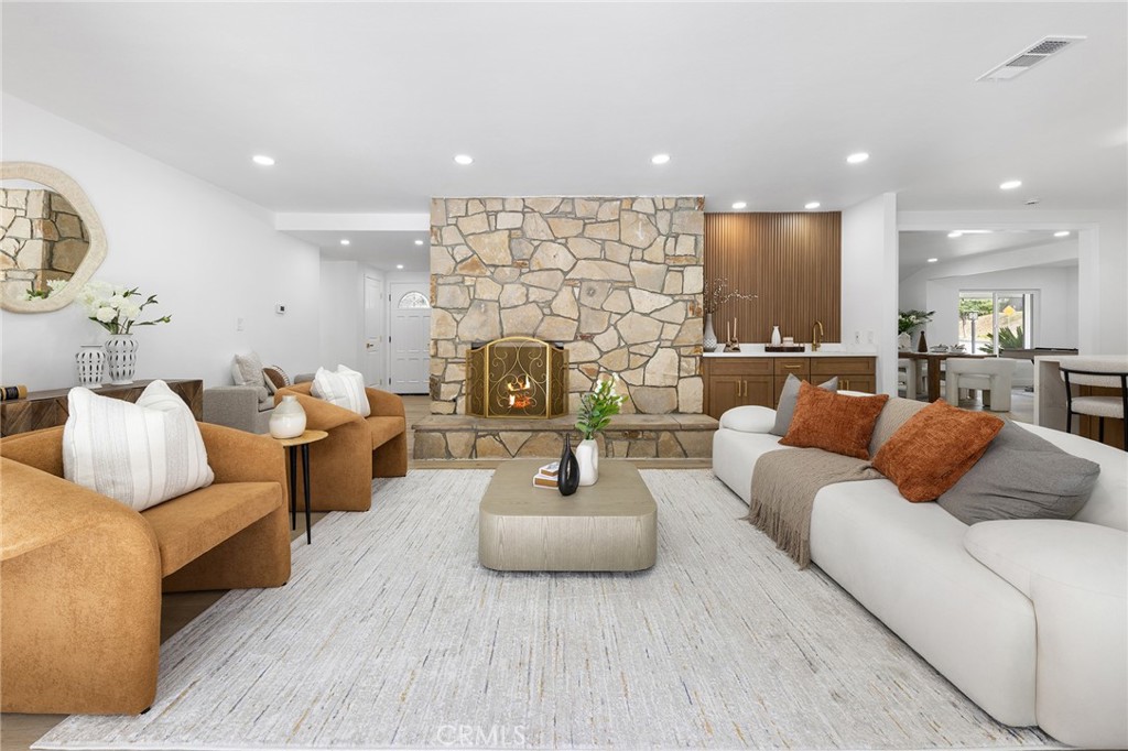 3300 E Whitebirch