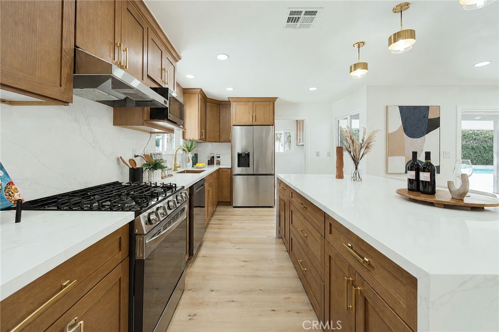 3300 E Whitebirch