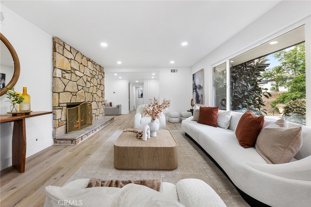 3300 E Whitebirch